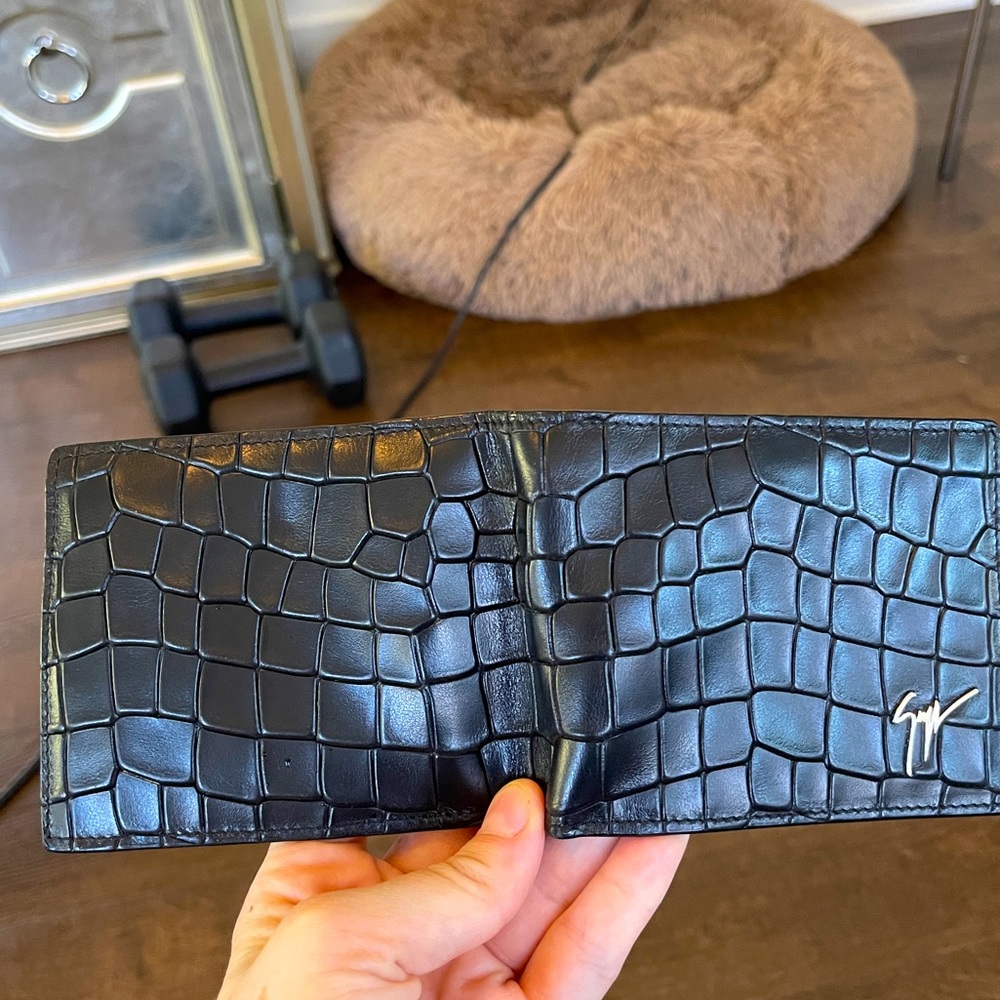 Never use alligator embossed genuine leather wallet!